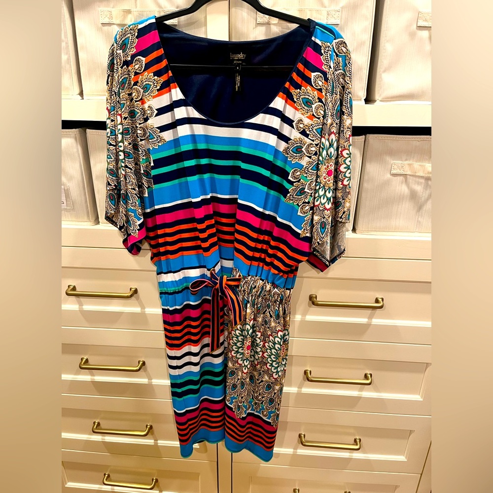 Laundry by Shelli Segal Dress. Size Small. Tie front. Bold pattern. Beautiful.